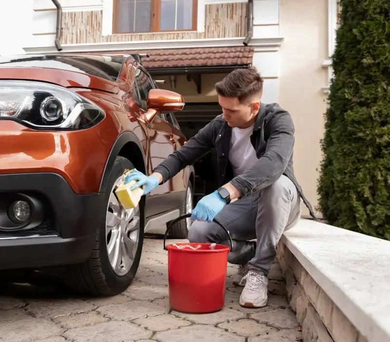 Lavage auto à domicile Escondeaux : professionnel intervenant sur un véhicule